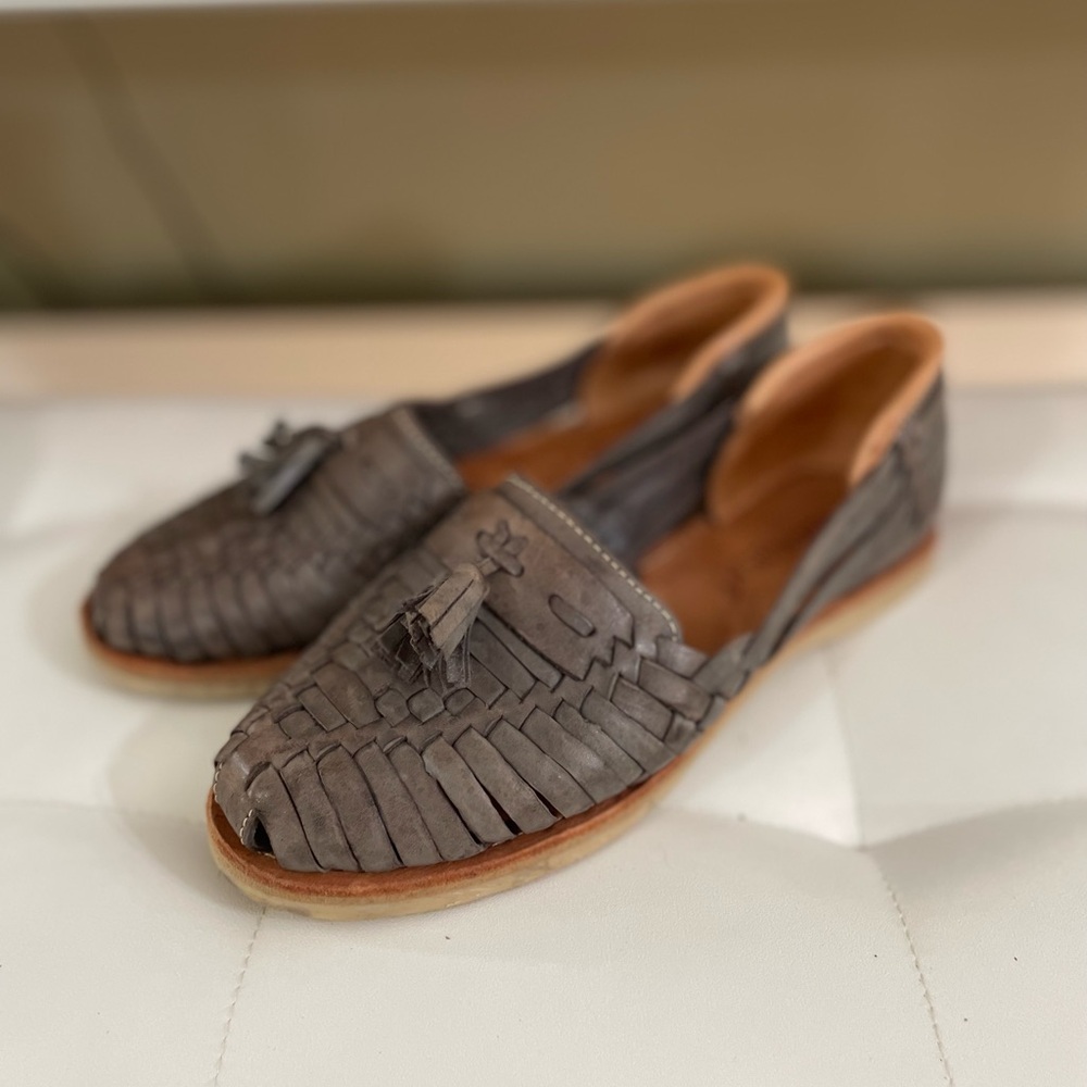 Red Hawk Gray Leather Huarache Loafers with Tassels
6US